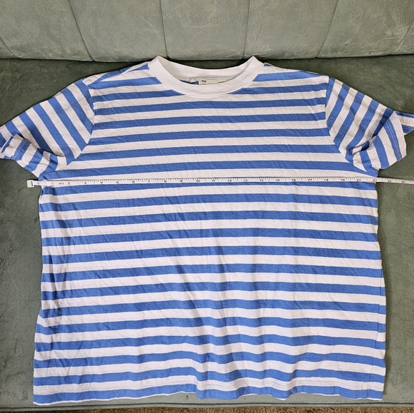 ✨️3/$20 Tees✨️ H&M Blue and White Striped Cropped Tee Women's Medium - Picture 2 of 12